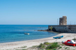 Splendid villa a stones throw from the sea